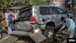 Ledakan bom pinggir jalan merusakkan mobil konsulat AS di kota Peshawar, Jumat (20/5).