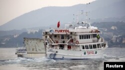 Un bateau quitte le port de Mytilène sur l'île grecque de Lesbos et transporte des migrants en Turquie, le 8 Avril 2016. (REUTERS/Giorgos Moutafis)