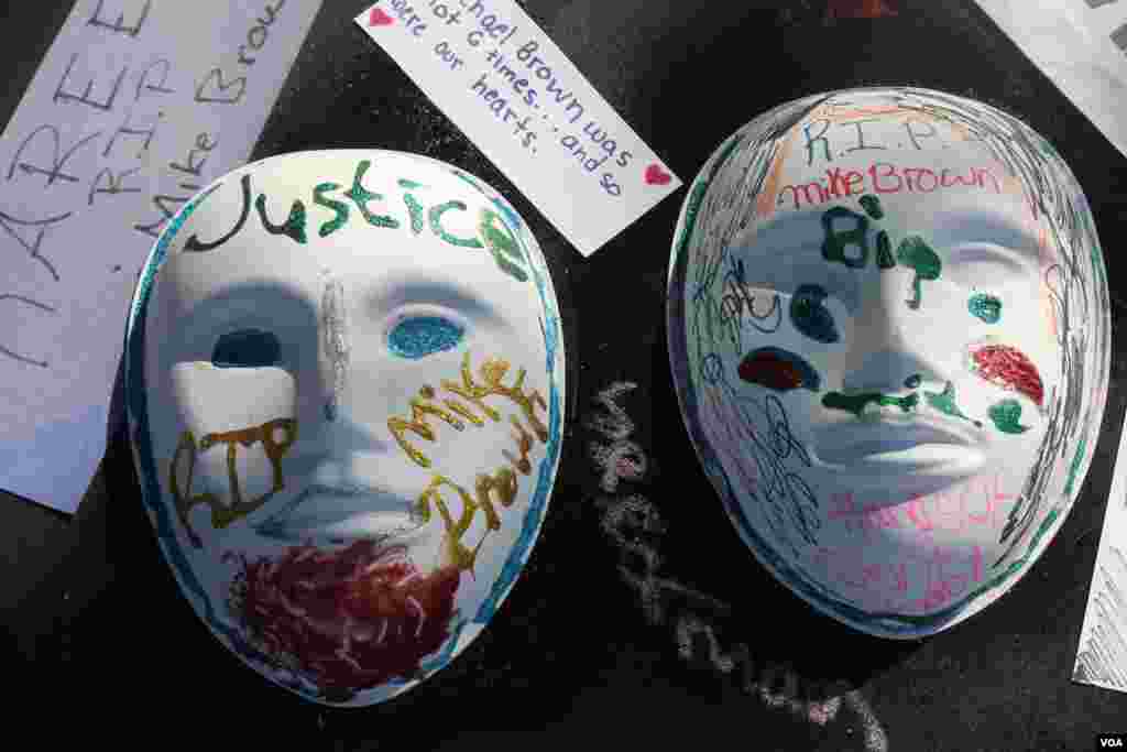 Cientos de personas llegan al sitio en donde murió el joven afroestadounidense Michael Brown, en manos de un policía, para expresar, de distintas formas, su dolor sobre esta tragedia. [Foto: Gesell Tobias, VOA]