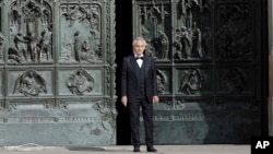 Andrea Bocelli saat tampil di luar Katedral Duomo cathedral, di Milan, Italia, di tengah pandemi COvid-19, 12 April 2020. (Foto: dok).