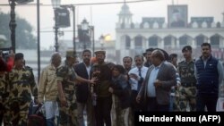 Narapidana warga India yang baru saja dibebaskan, Hamid Ansari (tengah) disambut oleh ibunya Fauzia Ansari (keenam dari kiri), ayahnya Nehal Ansari (kelima dari kanan) dan saudara lelakinya Dr. Khalid Ansari (keenam dari kanan) saat ia tiba di perbatasan 