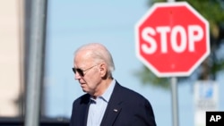 El presidente Joe Biden sale de la iglesia católica St. Edmond en Rehoboth Beach, Delaware, el sábado 1 de junio de 2024. 