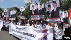 Ratusan warga Surabaya memberi dukungan untuk Ryamizard Ryacudu sebagai Cawapres pendamping Jokowi, Sabtu, 10 Mei 2014 (Foto: VOA/Petrus)