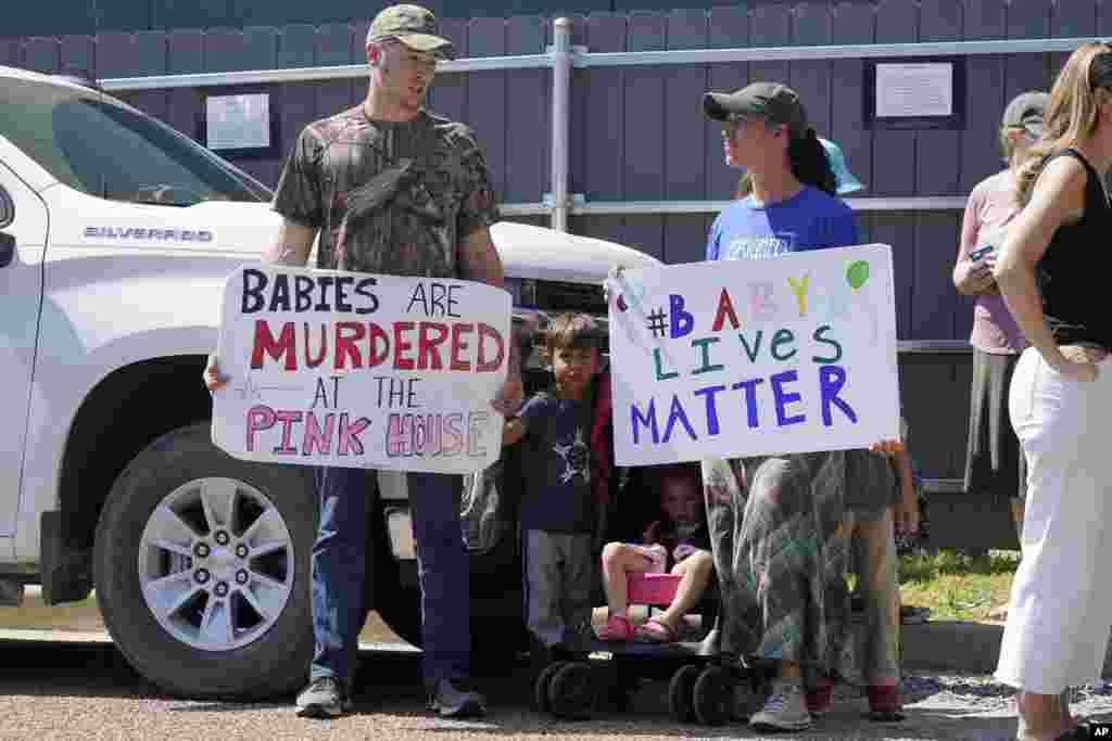 Activistas contrarios al derecho al aborto expresan su rechazo frente a una clínica de la Organización de Salud para las Mujeres, en Jackson, Misisipi, el 25 de junio de 2022.