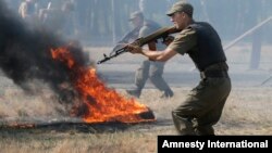 Ukrainian soldiers demonstrate their skills prior to being sent to the country's east to fight against pro-Russian separatists at a base near Kiev July 22, 2015. 