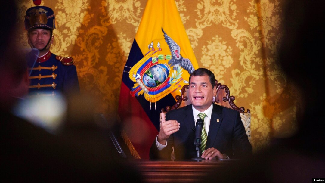 Presiden Ekuador Rafael Correa dalam sebuah pidato yang ditayangkan secara nasional di Istana Carondelet di Quito (15/8). (Reuters/Guillermo Granja)