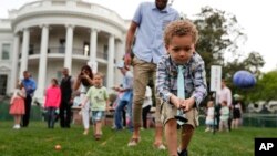 Acara perburuan telur Paskah di Halaman Selatan Gedung Putih tahun 2017 (foto: dok). 