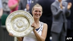 Petra Kvitova nhận giải thưởng sau khi giành thắng lợi trận chung kết đơn nữ Wimbledon