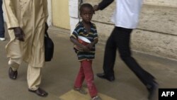 Un jeune talibé mendiant pour de la nourriture dans une rue de Dakar, le 15 avril 2016.