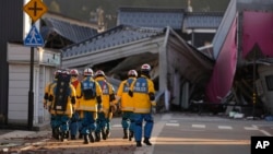 Los equipos de rescate buscan sobrevivientes en casas derrumbadas por un potente terremoto en Anamizu, en la península de Noto, frente al Mar de Japón, al noroeste de Tokio. Foto captada el jueves 4 de enero de 2024.