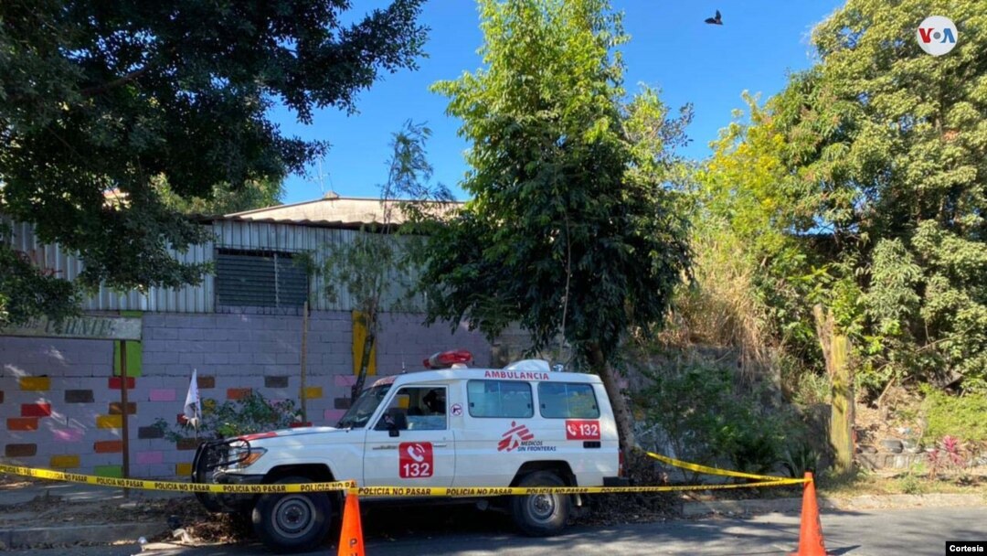 La Policía acordonó el área donde fue abandonada la ambulancia de Médicos Sin Fronteras luego de que el personal de la organización fuera atacado a balazos en Ilopango, El Salvador.[Foto cortesía Médicos Sin Frontera].