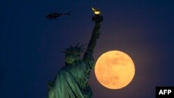 ماه و مجسمه آزادی - عکس تزئینی
