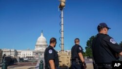 Foto Achiv: Yon aparey siveyans videyo vizib sou bo Es Capitol la nan Washington, kote responsab sekirite yo ap fe preparasyon pou manifestasyon 18 Septanm nan.