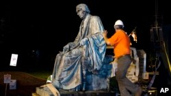 La estatua del exjuez de la Corte Supema de EE.UU., Roger Brooke Taney, fue removida de los terrenos de la Cámara de Representantes estatal en Annapolis, Maryland, el viernes, 18 de agosto de 2017.