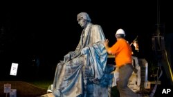 Le monument du président de la Cour suprême de Justice des Etats Unies, Roger Brooke Taney après le déboulonnage à Maryland, le 18 août 2017