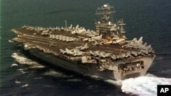 Kapal induk Amerika, USS Nimitz, beroperasi di Teluk Persia dekat Bahrain (foto: dok). 