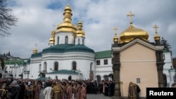 Believers attend a service led by Metropolitan Onufriy, head of the Ukrainian Orthodox Church branch loyal to Moscow, at a compound of the Kyiv Pechersk Lavra monastery, amid Russia's attack on Ukraine, in Kyiv, Ukraine March 19, 2023. (REUTERS/Vladyslav Musiienko)