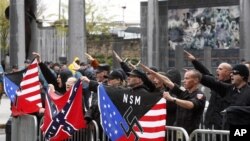 Miembros del Movimiento Estadounidense Nacional Socialista realizan símbolos nazis en un rally en Trenton (Nueva Jersey), en abril de 2011.