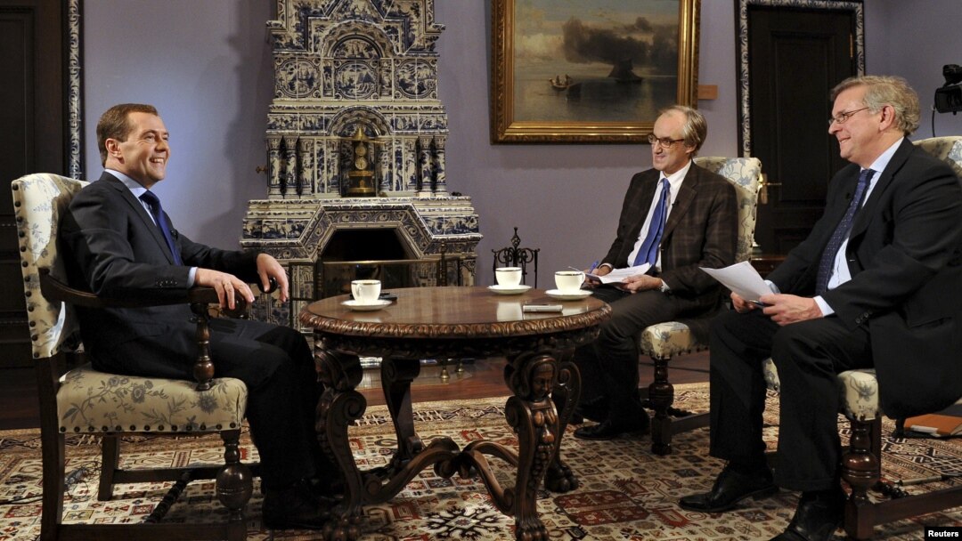 PM Rusia Dmitry Medvedev (kiri) dalam wawancara dengan media Perancis di Moskow, Senin (26/11) menjelang kunjungan Medvedev ke Paris. 