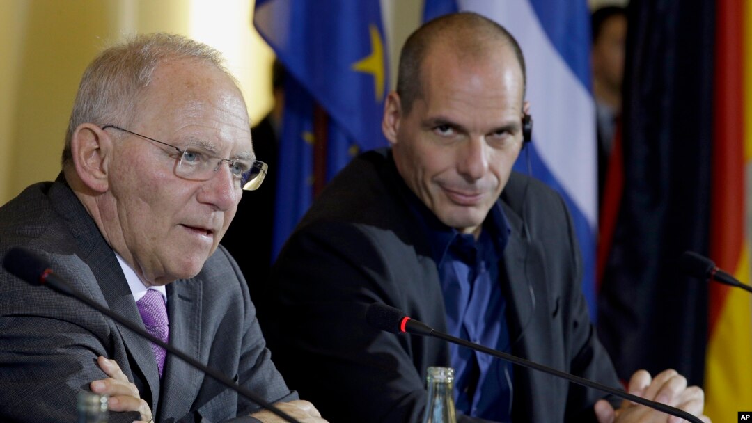 Menkeu Jerman Wolfgang Schaeuble (kiri) dan Menkeu Yunani Yanis Varoufakis saat memberikan konferensi pers di Berlin, Kamis (5/2).