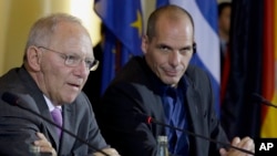 Menkeu Jerman Wolfgang Schaeuble (kiri) dan Menkeu Yunani Yanis Varoufakis saat memberikan konferensi pers di Berlin, Kamis (5/2).