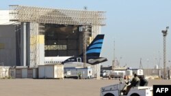 Des employés de l'aéroport de Mitiga où des combats se sont rapprochés, paralysant le trafic aérien, le 16 janvier 2018.