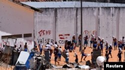 Des détenus lors des émeutes à la prison d'Alcacuz à Natal, dans l'état de Rio Grande do Norte, au Brésil, le 19 janvier 2017