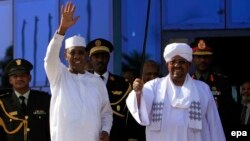 Idriss Deby Itno président réélu au Tchad. Il était reçu par son homologue soudanais, Omar el-Bechri, à Katrhoum, Soudan, 8 mars 2016. EPA/MORWAN ALI