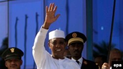 Idriss Deby Itno président réélu au Tchad. Il était reçu par son homologue soudanais, Omar el-Béchir, à Katrhoum, Soudan, 8 mars 2016. epa/MORWAN ALI