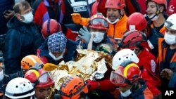 2일 터키 이즈미르의 지진으로 붕괴된 건물 잔해에서 소방대원들이 3살 소녀를 구조했다.