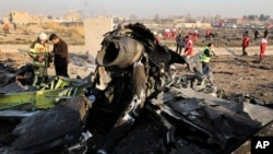 Іранські рятувальні служби на місці падіння українського авіалайнера біля Тегерана 8 січня 2020 р.