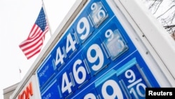 2026年3月8日，美国首都华盛顿特区国会山附近一家加油站的油价牌。