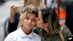 En esta foto del 5 de julio de 2018, Sirley Silveira Paixao, una inmigrante de Brasil en busca de asilo, besa a su hijo Diego Magalhaes, de 10 años, después de que Diego fuera liberado de un centro de detención de inmigrantes en Chicago. Una jueza federal de California desestimó el lunes 9 de julio un pedido del gobierno de EE.UU. para extender el tiempo que los niños inmigrantes pueden permanecer detenidos.