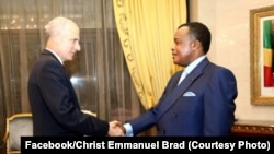 Président Denis Sassou N'Guesso (g) na masolo na ambassadeur ya Etats-Unis, Todd Haskell, na Brazzaville, 19 juin 2019. (Facebook/Christ Emmanuel Brad)