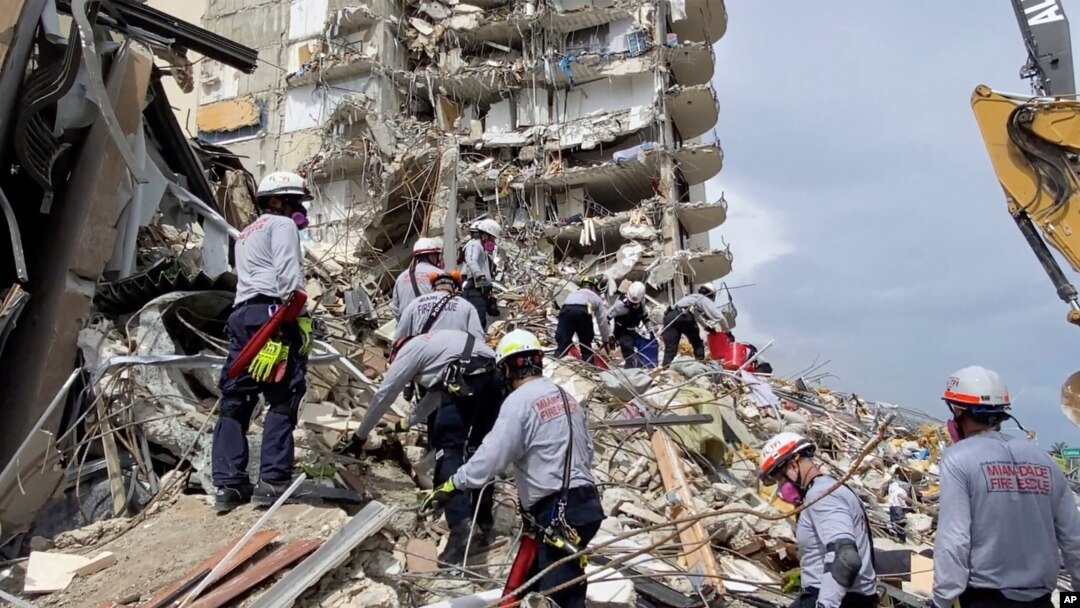 Spasioci tragaju za preživelima u ruševinama zgrade Čemplejn Tauers, 25. juna 2021. (Foto: Vatrogasna služba okruga Majami-Dejd).