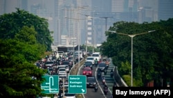 Kemacetan lalu lintas di jalan utama menuju pusat kota Jakarta pada 8 Mei 2024 saat kabut asap tipis menyelimuti cakrawala kota. (Foto: BAY ISMOYO/AFP)