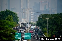 Kemacetan lalu lintas di jalan utama menuju pusat kota Jakarta pada 8 Mei 2024 saat kabut asap tipis menyelimuti cakrawala kota. (Foto: BAY ISMOYO/AFP)