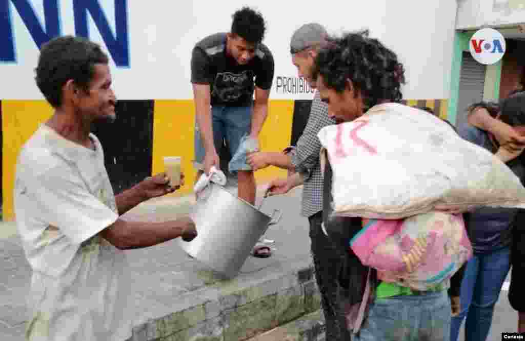 Edward dice que logró repartir alrededor de 50 almuerzos, pero que sigue recolectando alimentos y ropa en su casa para distribuir cuando tenga oportunidad. [Foto: Edward Díaz]