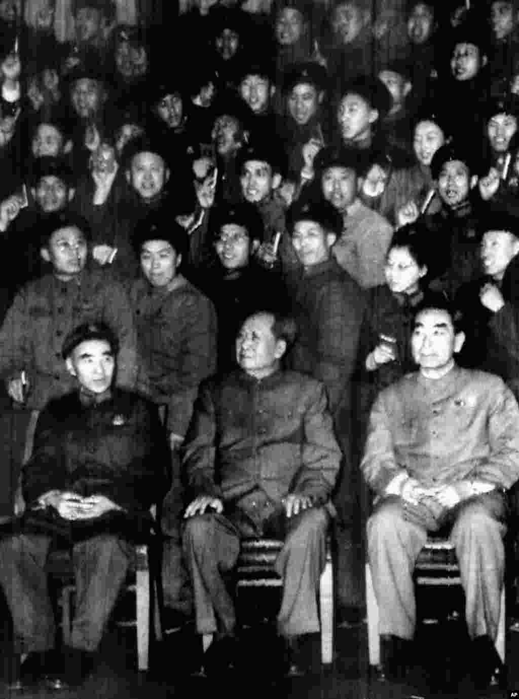 1968年1月27日，中国共产党主席毛泽东，副主席林彪，总理周恩来接见手持《毛主席语录》的“革命战士”