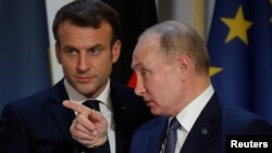 Prezida w'Uburusiya Vladimir Putin na Mugenzi wiwe w'Ubufaransa Emmanuel Macron