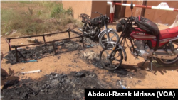 Des lits ont été incendiés à la prison de Koutoukalé, lors d'une attaque terroriste, au Niger, le 17 octobre 2016. (VOA/Abdoul-Razak Idrissa)