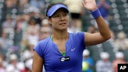 mengalahkan petenis yang lolos babak kualifikasi Mirjana Lucic-Baroni 6-1, 6-2, petenis putri unggulan Li Na dari China maju ke babak perempat final Porsche Grand Prix (foto: Dok),