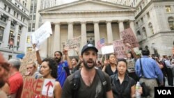 Para demonstran aksi "Pendudukan Wall Street” di Manhattan, New York terus melakukan unjuk rasa yang sudah berlangsung dua minggu.