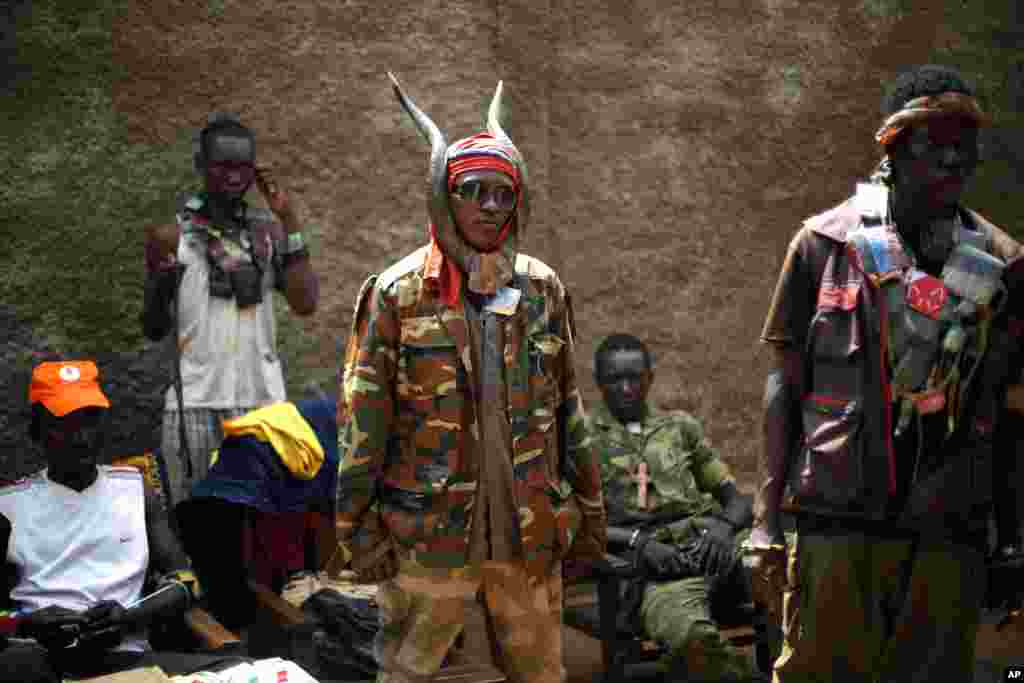 Des miliciens chrétiens anti-balaka en poste dans le quartier Combattant, un de leurs bastions à Bangui, en République centrafricaine, 4 février 2014. &nbsp;(AP Photo / Jerome Delay)