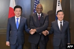 로이드 오스틴 미 국방장관(가운데)과 기하라 미노루 일본 방위상(왼쪽), 신원식 한국 국방장관이 2일 싱가포르에서 3국 국방장관 회의를 개최했다.