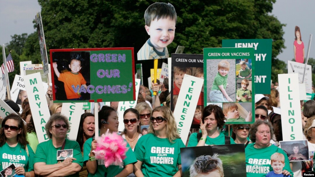ARCHIVO - Familias de niños autistas en todo EE.UU. manifiestan para que se eliminen las toxinas en las vacunas infantiles. Washington, D.C., 4-6-08. 
