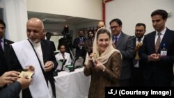 Afghanistan mulai memperkenalkan KTP elektronik. Presiden Ashraf Ghani dan sejumlah pejabat tinggi menjadi orang pertama yang menerima KTP seperti itu di Kabul, Kamis (3/5).