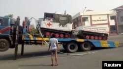 Sebuah kendaraan PMI diangkut dengan truk di Palu, Sulawesi Tengah, Indonesia, 3 Oktober 2018. (Foto: Palang Merah Indonesia (PMI) / via REUTERS)