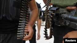 اعضای ارتش سوریه آزاد در یک رژه نظامی 