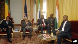 La delegation de la CEDEAO en entretien avec le President sortant de la Cote d'Ivoire, Laurent Gbagbo, right, au Palais Presidentiel a Abidjan, 28 Dec 2010. De droite a gauche: le President du Benin President Boni Yayi, le President de Cape Vert Pedro Pi